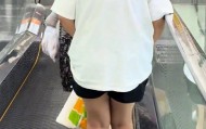 女子超市偷排骨从短裤掉到扶梯上？网友以为掉的是百元钞票，官方：已接到报案，正核查