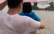 郑州暴雨致京广路隧道被淹，亲历者：车是飘起来的，很害怕，有人爬梯子离开 2021年也曾淹没多台车辆