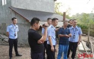 男子杀害母亲和女友后带嫂嫂潜逃32年落网，两人育有一儿一女，侦破细节披露