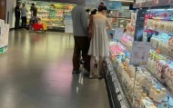 离婚三年又被拍到亲密逛超市，他俩这是纯带娃还是真复合了？