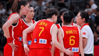 崩盘！中国女篮3分惜败！全队仅1人上双，王思雨10中2一脸沮丧