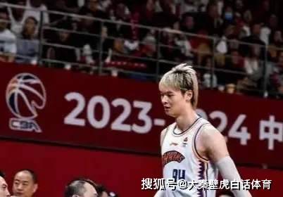 扶不起！王哲林自我崩盘玩隐身 9投2中难挑大梁，提前认输脸色铁青