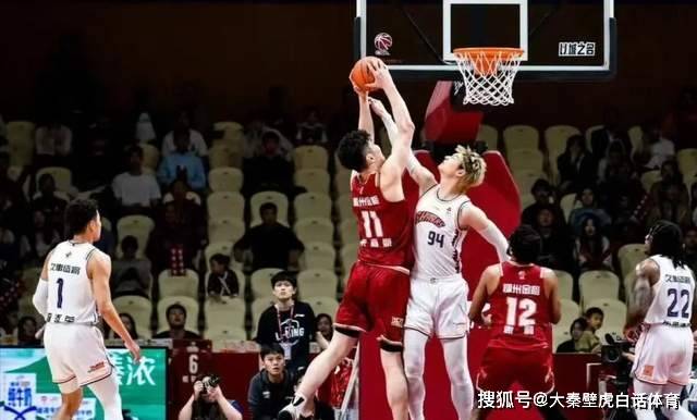 扶不起！王哲林自我崩盘玩隐身 9投2中难挑大梁，提前认输脸色铁青