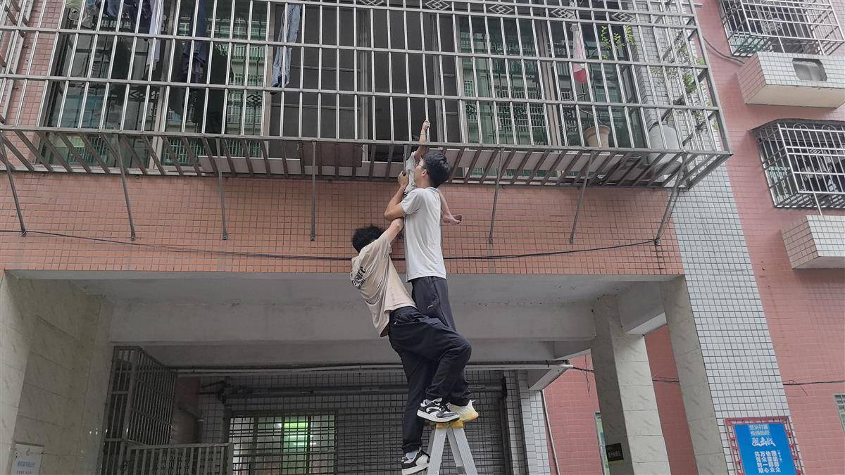 广东清远一女童被卡二楼防盗网中，好心人轮流托举助其脱困