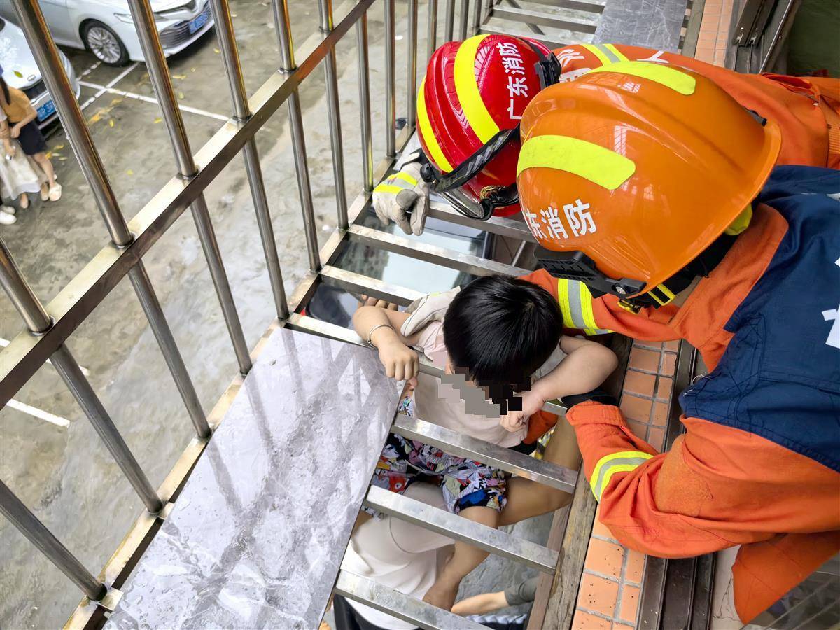 广东清远一女童被卡二楼防盗网中，好心人轮流托举助其脱困