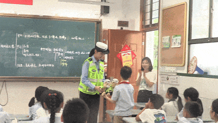 男孩“霸气”对交警承诺：“报我名字，领100个包子！”