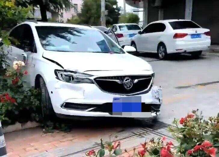 宝鸡一社区女书记开车追撵女子撞上电瓶车 警方通报