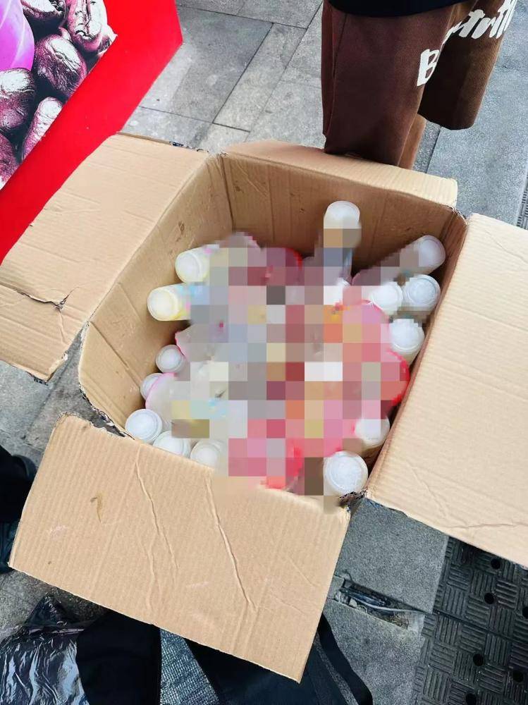 湖南一男子背40公斤蜜雪冰城上武功山售卖，当事人：背了四十杯左右，每杯15元