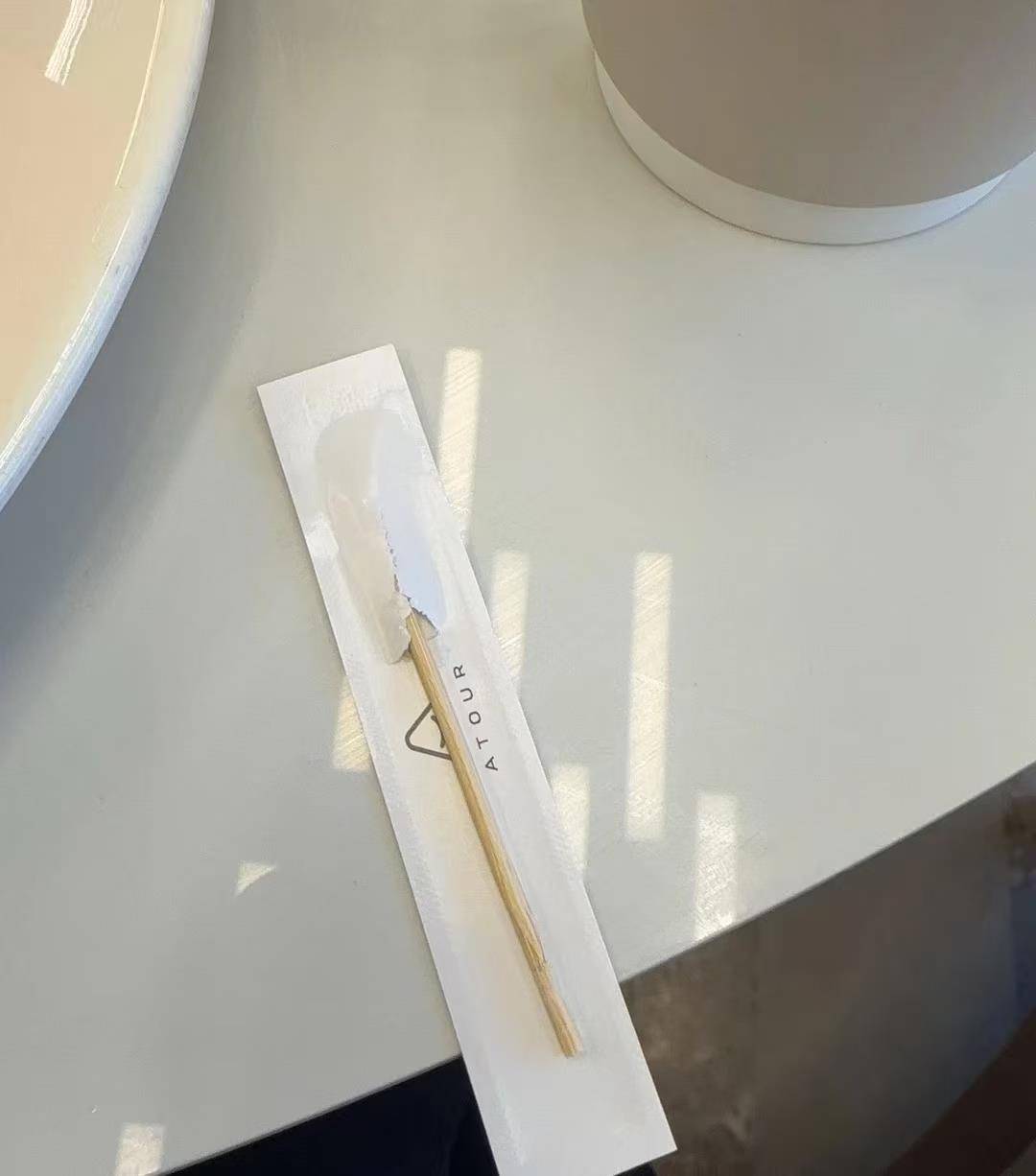 女子称亚朵酒店内疑似出现别人用过的“二手牙签”，自己入口后才发现，店方回应