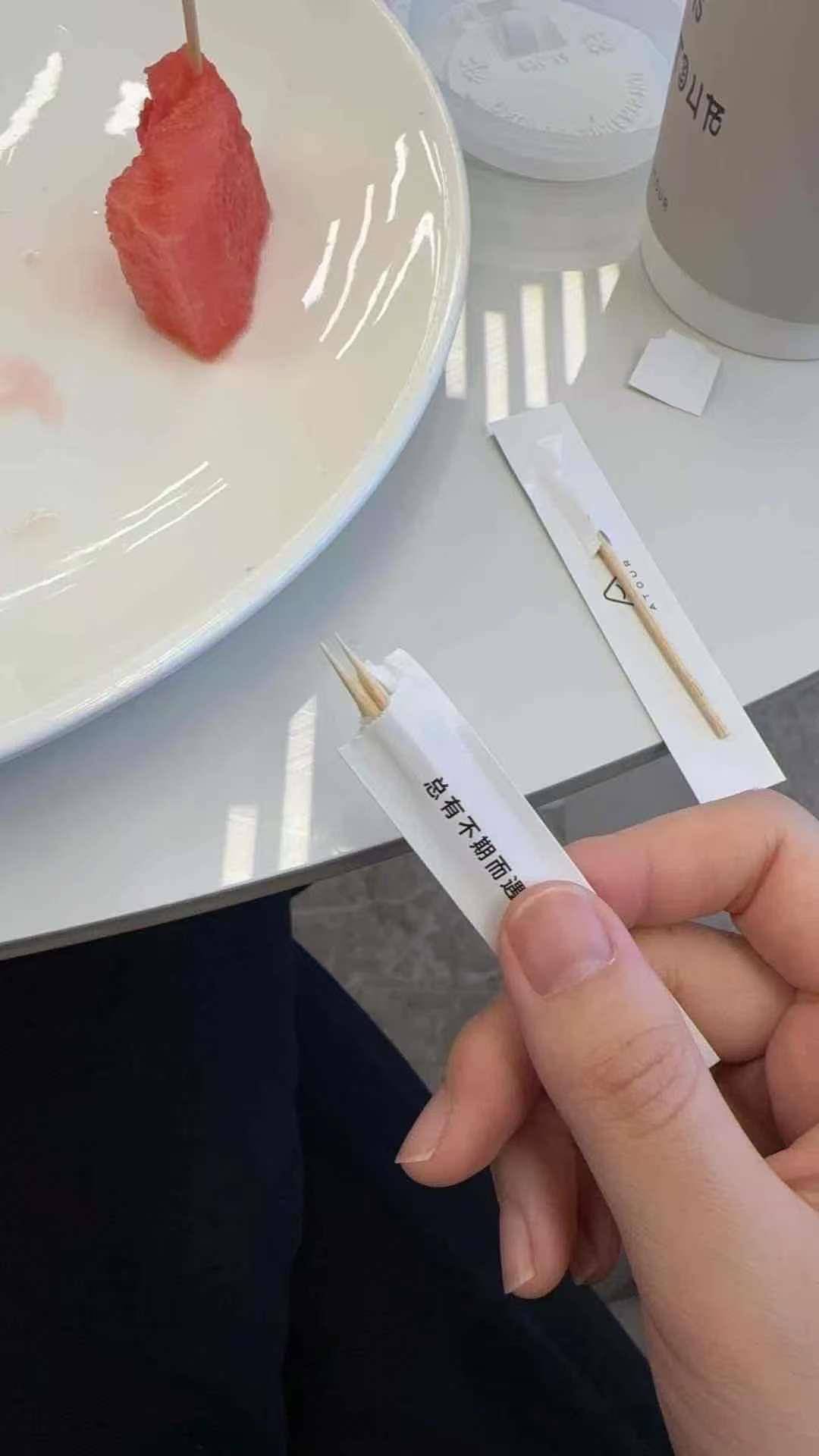 女子称亚朵酒店内疑似出现别人用过的“二手牙签”，自己入口后才发现，店方回应
